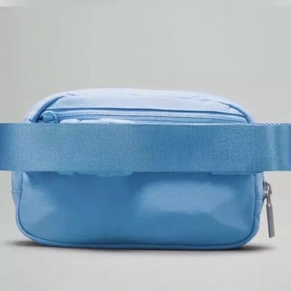 NWT Lululemon Everywhere Belt Bag Light Blue 1L - Picture 3 of 9